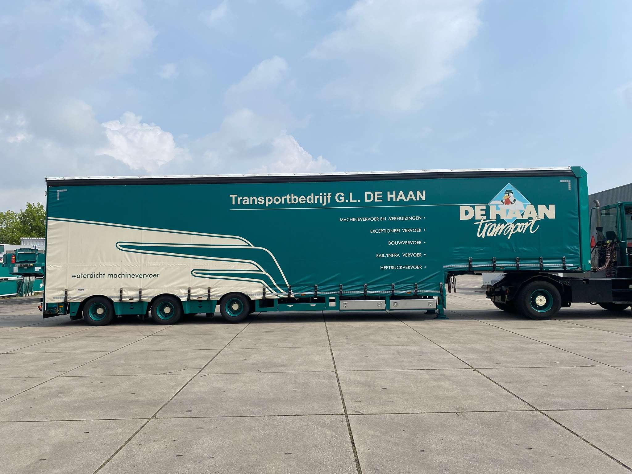 3-assige-semidieplader-huifgesloten-heftrucktrailer-9-tons-laadklep